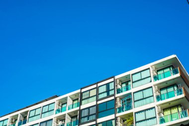Mavi gökyüzü varlık endüstrisine karşı modern düşük katlı konut