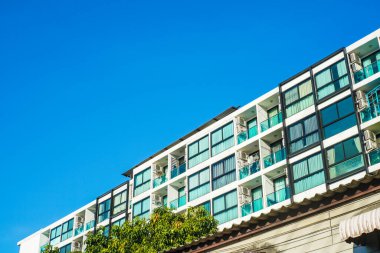 Mavi gökyüzü varlık endüstrisine karşı modern düşük katlı konut