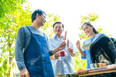 Emekliler evlerinin bahçesinde barbekü partisi veriyor ve mutlu bir son sınıf partisi veriyor.