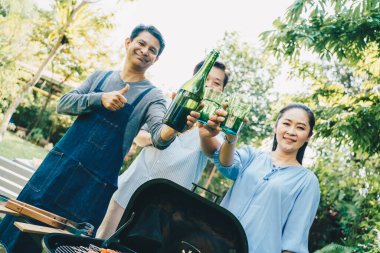 Emekliler evlerinin bahçesinde barbekü partisi veriyor ve mutlu bir son sınıf partisi veriyor.