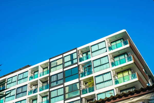 Mavi gökyüzü varlık endüstrisine karşı modern düşük katlı konut