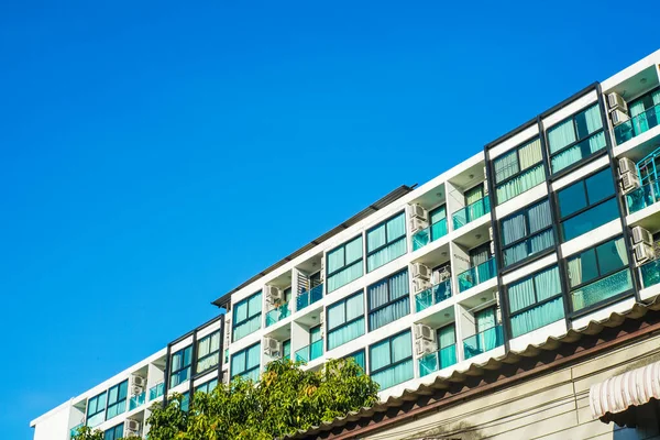 Mavi gökyüzü varlık endüstrisine karşı modern düşük katlı konut