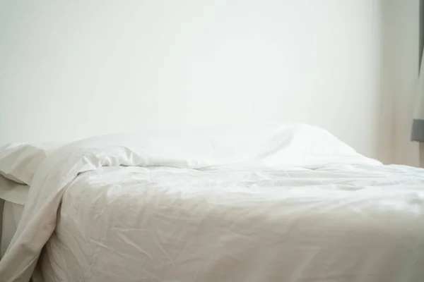 Gemütliches Weißes Bett Zimmer Minimale Innendekoration Mit Morgenlicht — Stockfoto