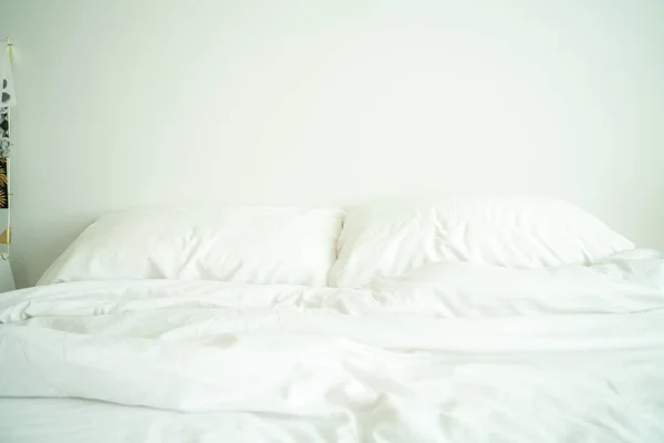 Przytulne Białe Łóżko Pokój Minimalny Wystrój Wnętrz Porannym Światłem — Zdjęcie stockowe