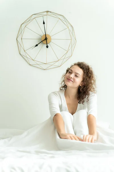 Glücklich Frische Frau Stretching Bett Aufwachen Gemütlichen Komfortablen Schlafzimmer Interieur — Stockfoto