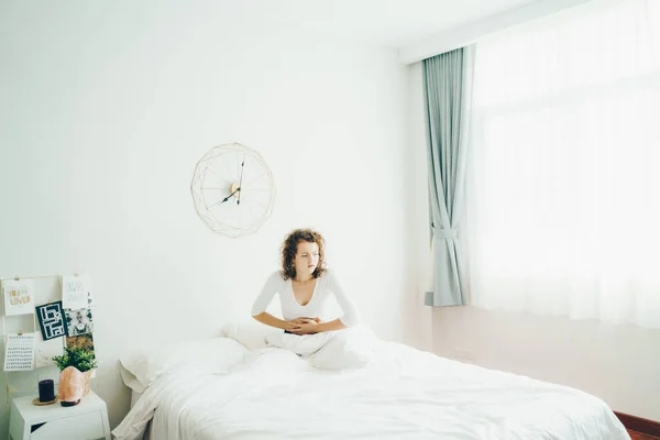 Junge Frau Leidet Unter Bauchschmerzen Wenn Sie Morgens Aufwacht — Stockfoto
