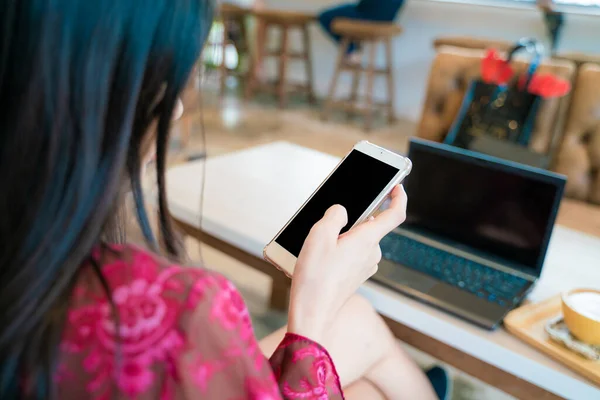 Γυναίκες Χέρι Χρήση Smartphone Φορητό Υπολογιστή Κάθεται Στο Χέρι Καφέ — Φωτογραφία Αρχείου