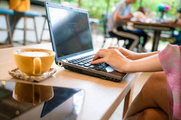 Business Pretty Women Use Laptop Computer Business Online Sitting Coffee — Stok fotoğraf