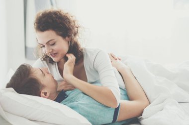 Yatakta birlikte uzanan güzel bir çift sabah uyanır.