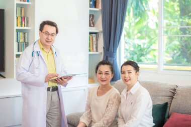 Klinikteki akıllı doktor danışman kadınlar sağlıklı konsept