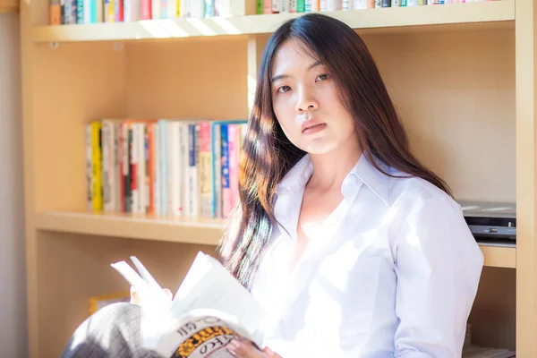 年轻的亚洲女人在家里看书 — 图库照片