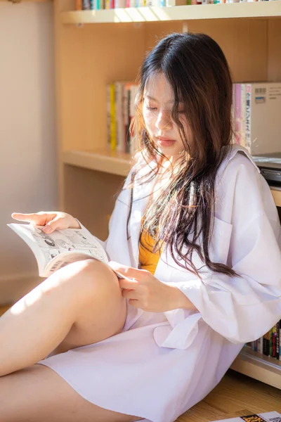 Happy Asian Young Woman Reading Book While Quarantin — Stockfoto