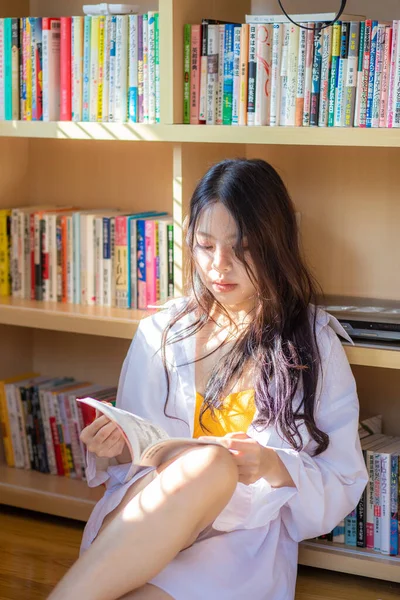 Happy Asian Young Woman Reading Book While Quarantin — Photo