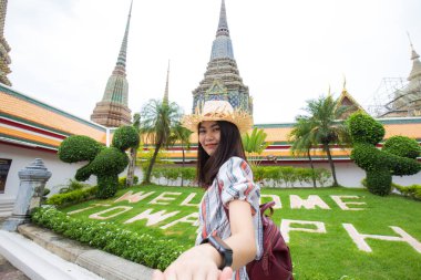 Asyalı kadın başrol oyuncusu Budist tapınağında seyahat ediyor. Çift ilişkisi Bangkok Tayland
