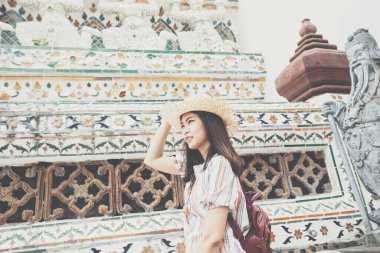 Asyalı sırt çantalı kadınlar, Bangkok Tayland 'daki Buda Tapınağı' nda güneş şapkası takıyorlar.