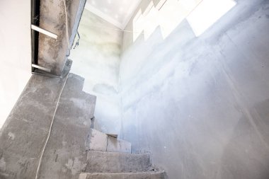 Modern ev inşaatı için çimento merdiveni.