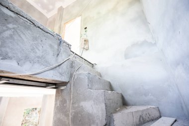 Modern ev inşaatı için çimento merdiveni.