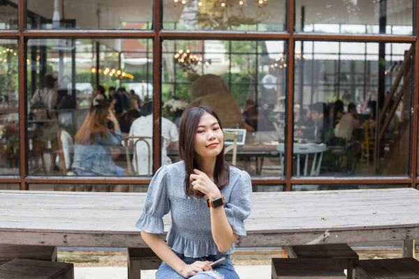 Gülümseyen kadın, sanat galerisinde oturmuş moda portresi yapıyor.