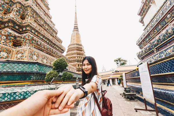 Asian Women Leading Man Hand Follow Travel Buddhist Temple Couple — Stock Photo, Image