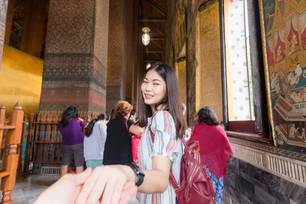 Mulheres Asiáticas Líder Homem Mão Seguir Viagens Budista Templo Casal — Fotografia de Stock