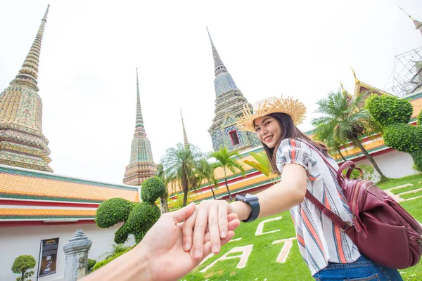 Asijské Ženy Vedoucí Muž Ruka Následovat Cestování Buddhistický Chrám Pár — Stock fotografie