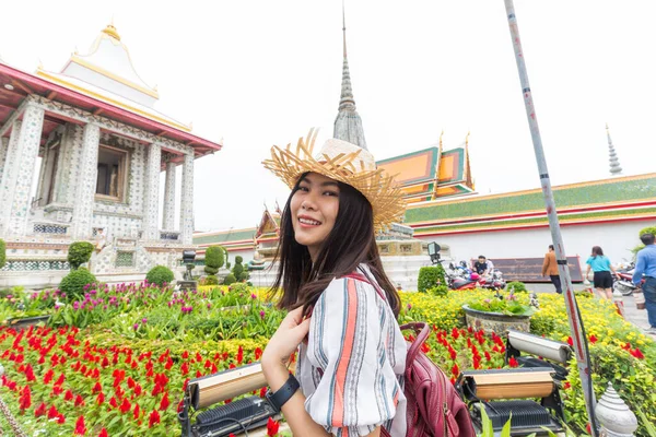 Asian Backpacker Women Wear Sun Hat Traverl Temple Buddha Bangkok — Stock Photo, Image