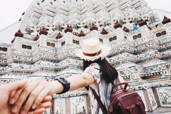 Turista Nők Vezető Férfi Kéz Utazás Templomban Buddha Szobor Bangkok — Stock Fotó