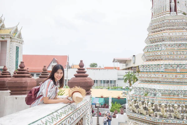 在泰国曼谷的佛寺里 亚洲背包客妇女戴着太阳帽 — 图库照片