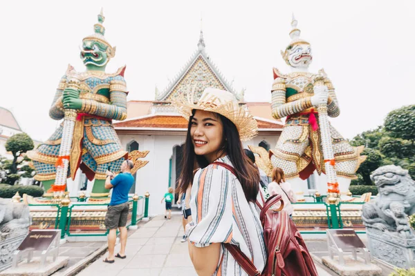Aziatische Backpacker Vrouwen Dragen Zonnehoed Traverl Tempel Van Boeddha Bangkok — Stockfoto