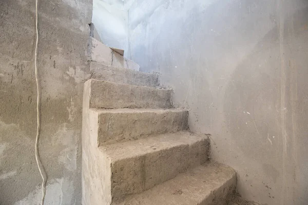 Modern ev inşaatı için çimento merdiveni.