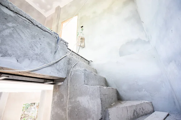 Modern ev inşaatı için çimento merdiveni.