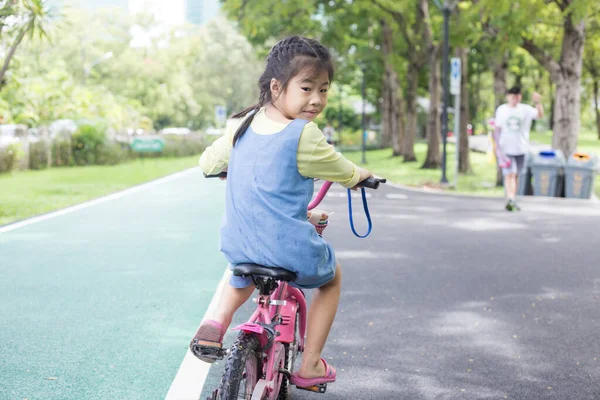 Şehir Parkındaki Bisikletli Sevimli Kız Egzersizi — Stok fotoğraf