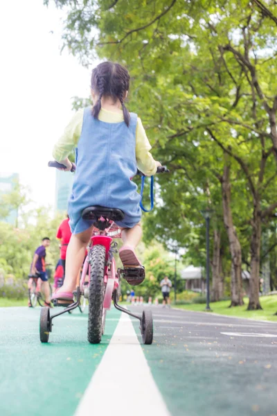 Roztomilé Roztomilé Dívka Cvičení Jízdním Kolem Městském Parku Dítě Kolem — Stock fotografie