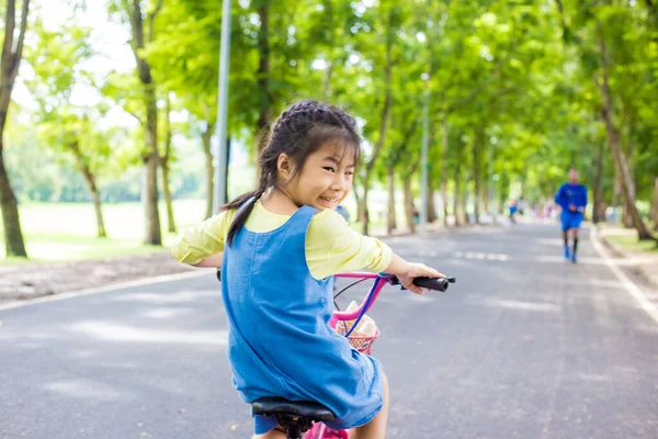 Schattig Schattig Meisje Oefening Met Fiets Het Stadspark Kind Met — Stockfoto