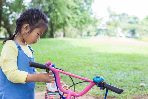 Şehir Parkındaki Bisikletli Sevimli Kız Egzersizi — Stok fotoğraf