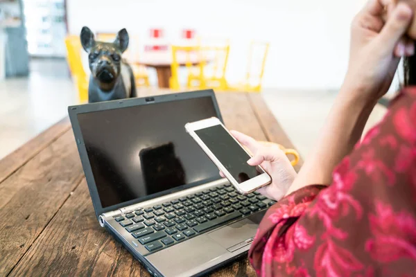 Kadınlar Kafeteryada Otururken Bilgisayarlı Akıllı Telefon Kullanırlar — Stok fotoğraf