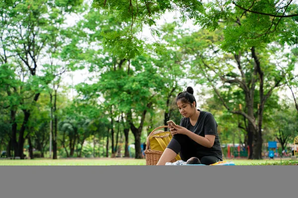Schöne Junge Asiatische Mutter Sitzt Auf Grünem Gras Hintergrund Unter — Stockfoto