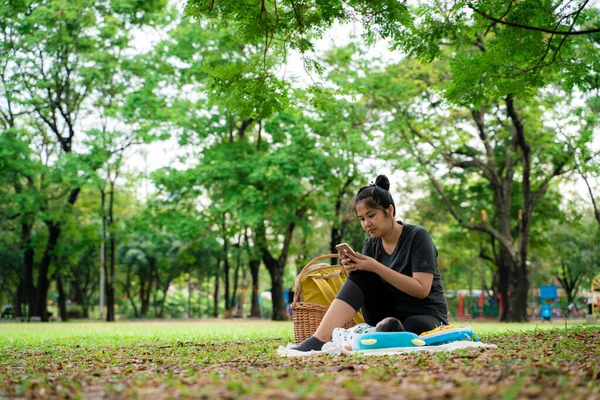 Schöne Junge Asiatische Mutter Sitzt Auf Grünem Gras Hintergrund Unter — Stockfoto