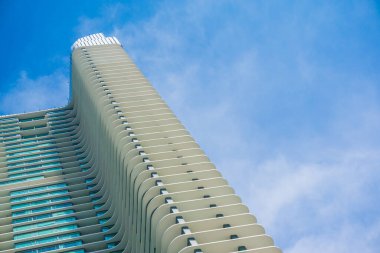 Modern hi rise apartmanı. Mavi gökyüzü gayrimenkul işi geçmişi.
