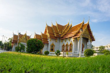 Bangkok 'taki Budist tapınağı. Gün batımı. Gökyüzü gezisi. Tayland konsepti.