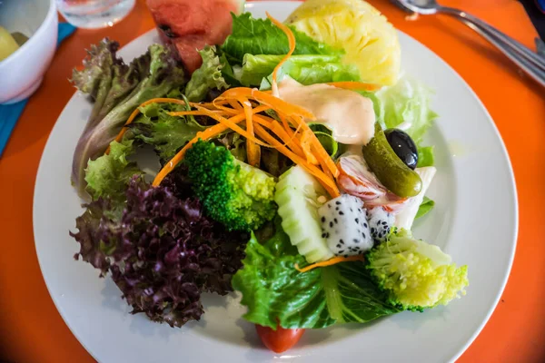 Greco Cibo Salato Insalata Bar Con Verdure Colorate Frutta Cibo — Foto Stock
