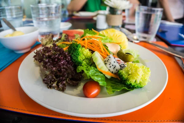 Comida Salada Grega Barra Salada Com Vegetais Coloridos Frutas Comida — Fotografia de Stock