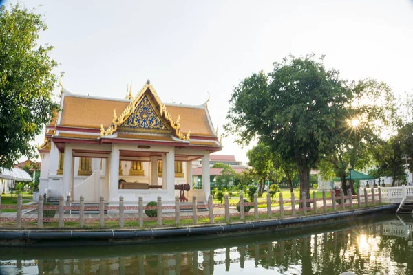 Bangkok 'taki Budist tapınağı. Gün batımı. Gökyüzü gezisi. Tayland konsepti.