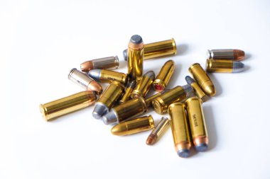 Bir grup el tabancası mermisi jhp ve lrn ateşli silah beyaz arka plan savunma kavramı