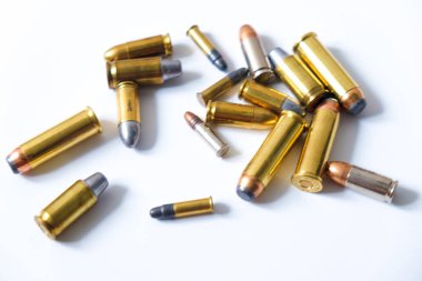 Bir grup el tabancası mermisi jhp ve lrn ateşli silah beyaz arka plan savunma kavramı