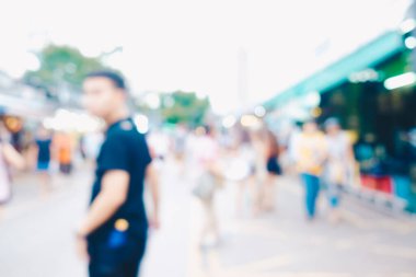 Bulanık insanlar Bangkok Tayland 'da Chatuchak pazarından alışveriş yapıyor.