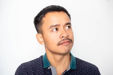 Çılgın, zeki bıyıklı adam beyaz arka plan modacısına yarım portre asıyor.