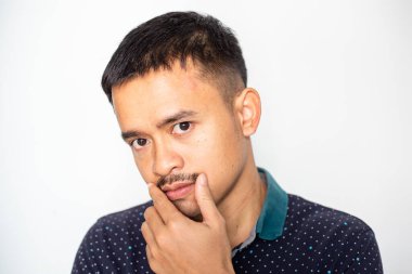 Çılgın, zeki bıyıklı adam beyaz arka plan modacısına yarım portre asıyor.