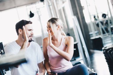 Sağlıklı erkek ve kadın spor salonunda egzersiz yapıyor. Sağlıklı yaşam tarzı