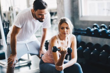 Spor çifti çatı katında birlikte ağırlık kaldırıyor sağlıklı bir yaşam tarzı.